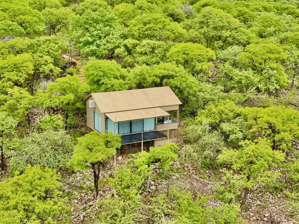 Kifaru Luxury Lodge Outjo Bagian luar foto