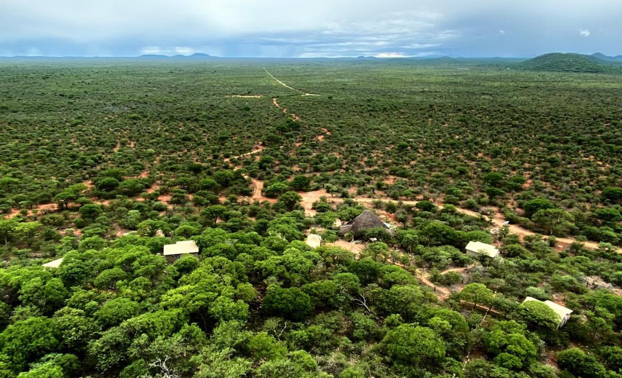 Kifaru Luxury Lodge Outjo Bagian luar foto