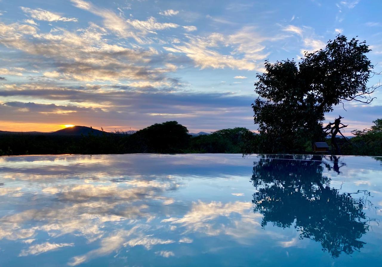 Kifaru Luxury Lodge Outjo Bagian luar foto